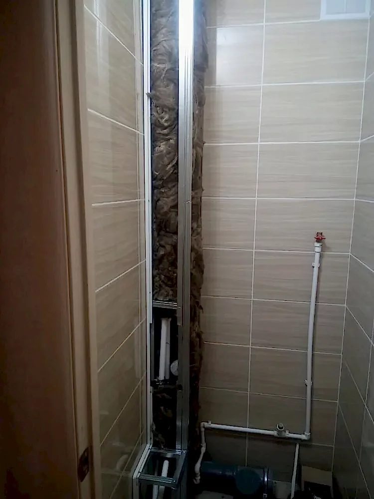 До установки короба труб